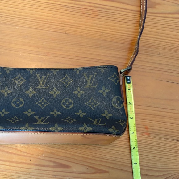 Louis Vuitton Trotteur Crossbody - Picture 3 of 11
